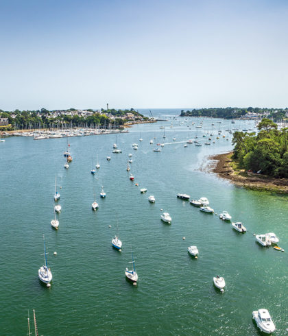 Drohnenaufnahme der bretonischen Riviera