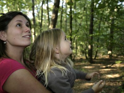 Photo de balade en famille en forêt